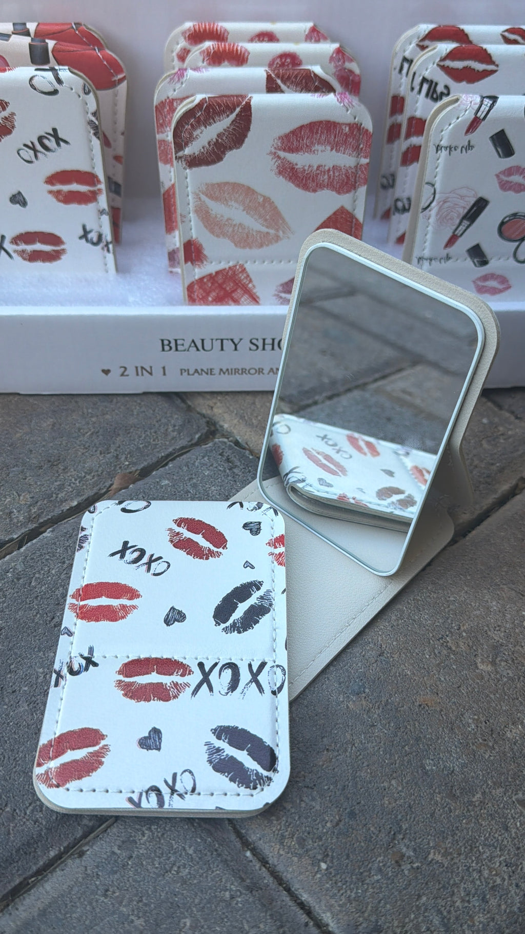 💋 Chic Folding Compact Makeup Mirror