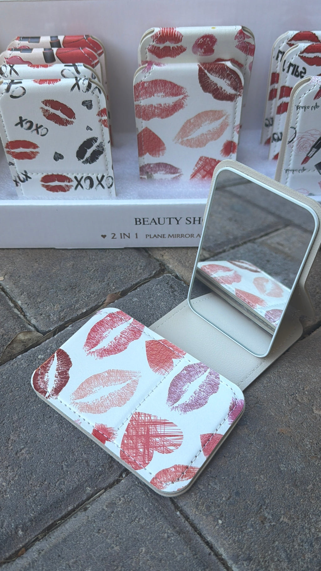💋 Chic Folding Compact Makeup Mirror