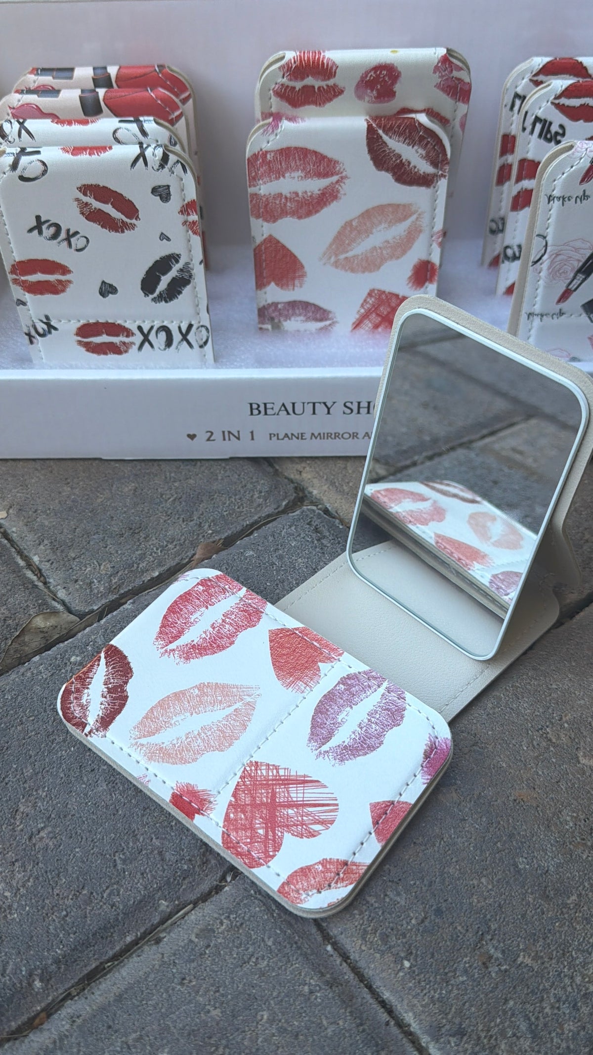 💋 Chic Folding Compact Makeup Mirror