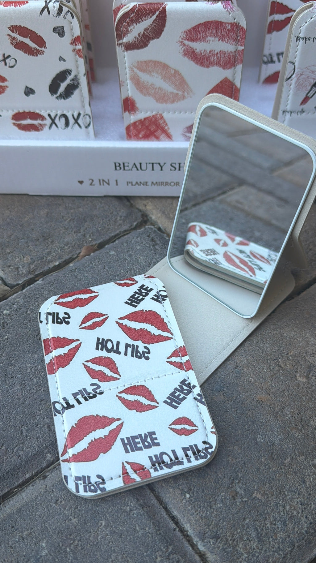 💋 Chic Folding Compact Makeup Mirror