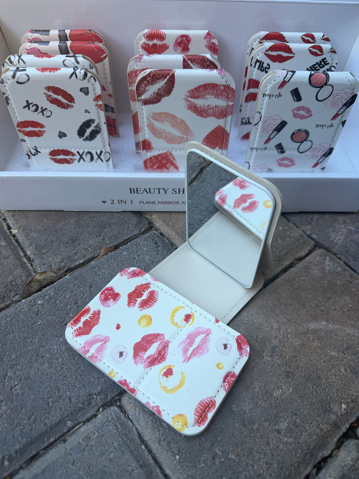 💋 Chic Folding Compact Makeup Mirror